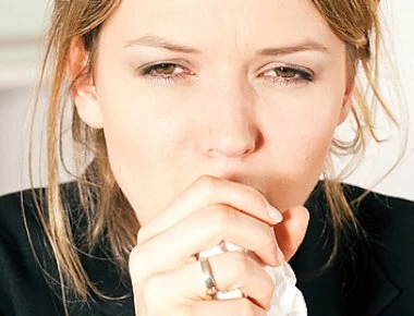 Καλοκαίρι και επίμονος βήχας: Γιατί συμβαίνει και τι να κάνετε